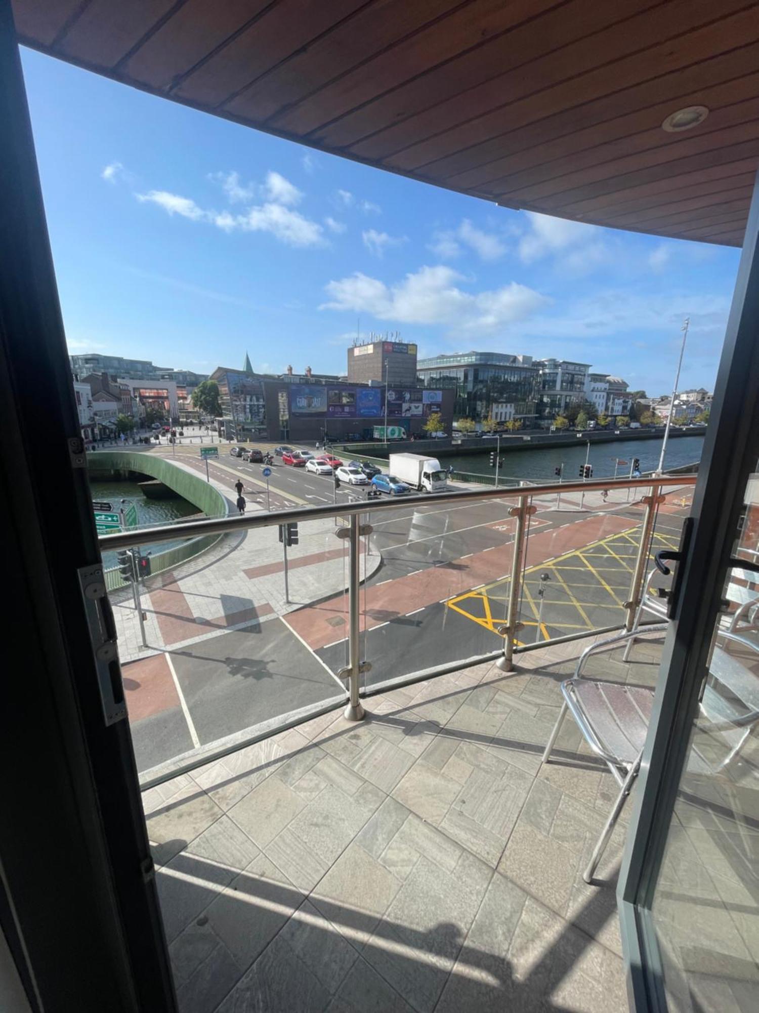 Fabulous And Sunny 2 Bed Apartment, In City Centre Cork Exterior foto